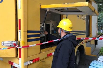 廣東陽江海陵島供電局為馬拉松?！半姟弊o(hù)航
