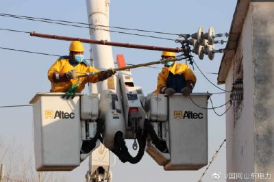 帶電斷接十二廟臺區(qū)的引流線，更換老化的跌落開關